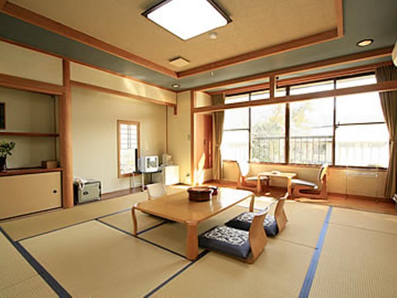 Enokiya Ryokan Yufu Buitenkant foto