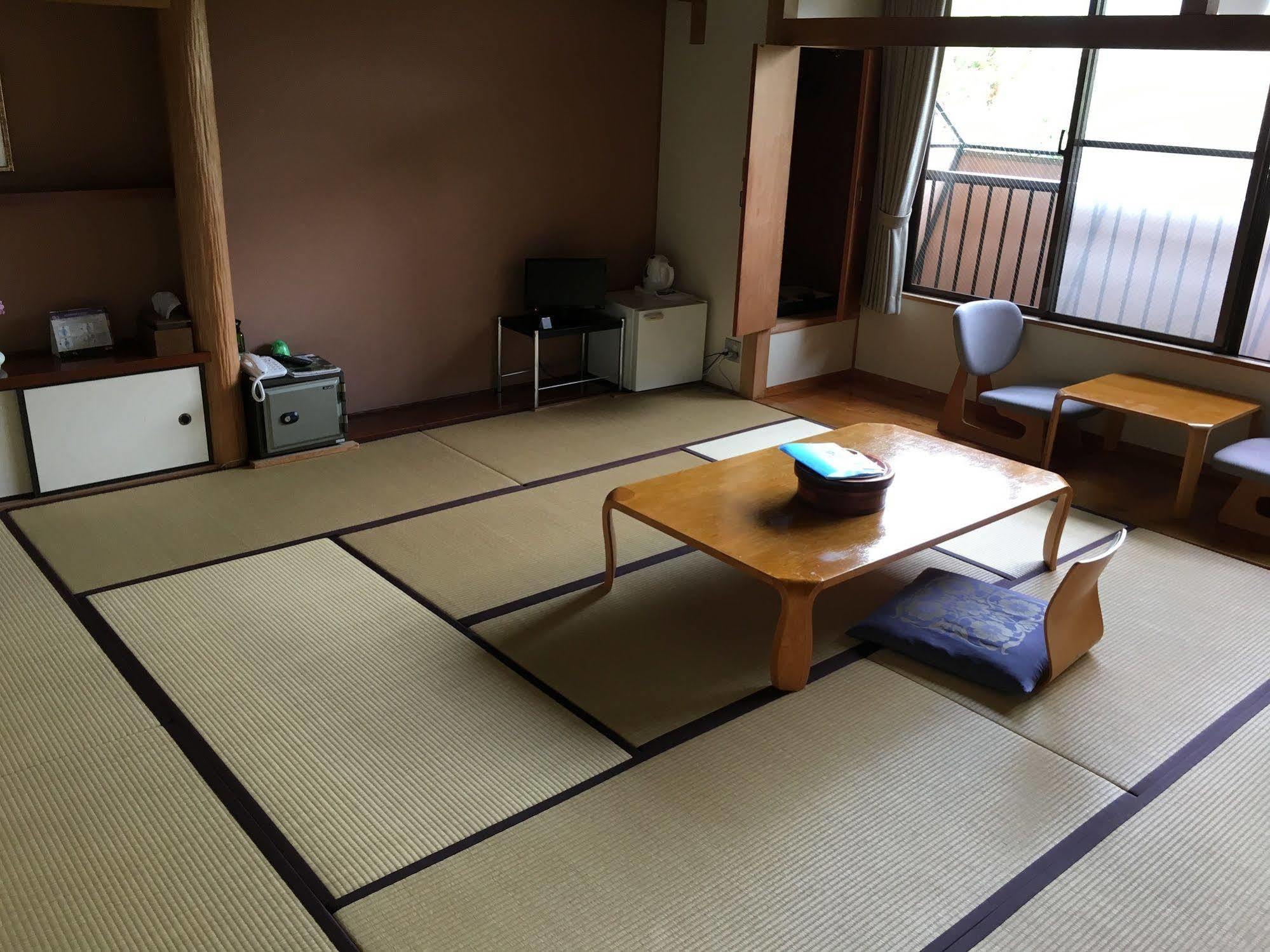 Enokiya Ryokan Yufu Buitenkant foto